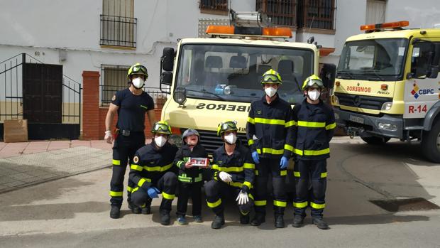 Vídeo: El regalo de los bomberos de Olvera a un pequeño al que salvaron en un incendio