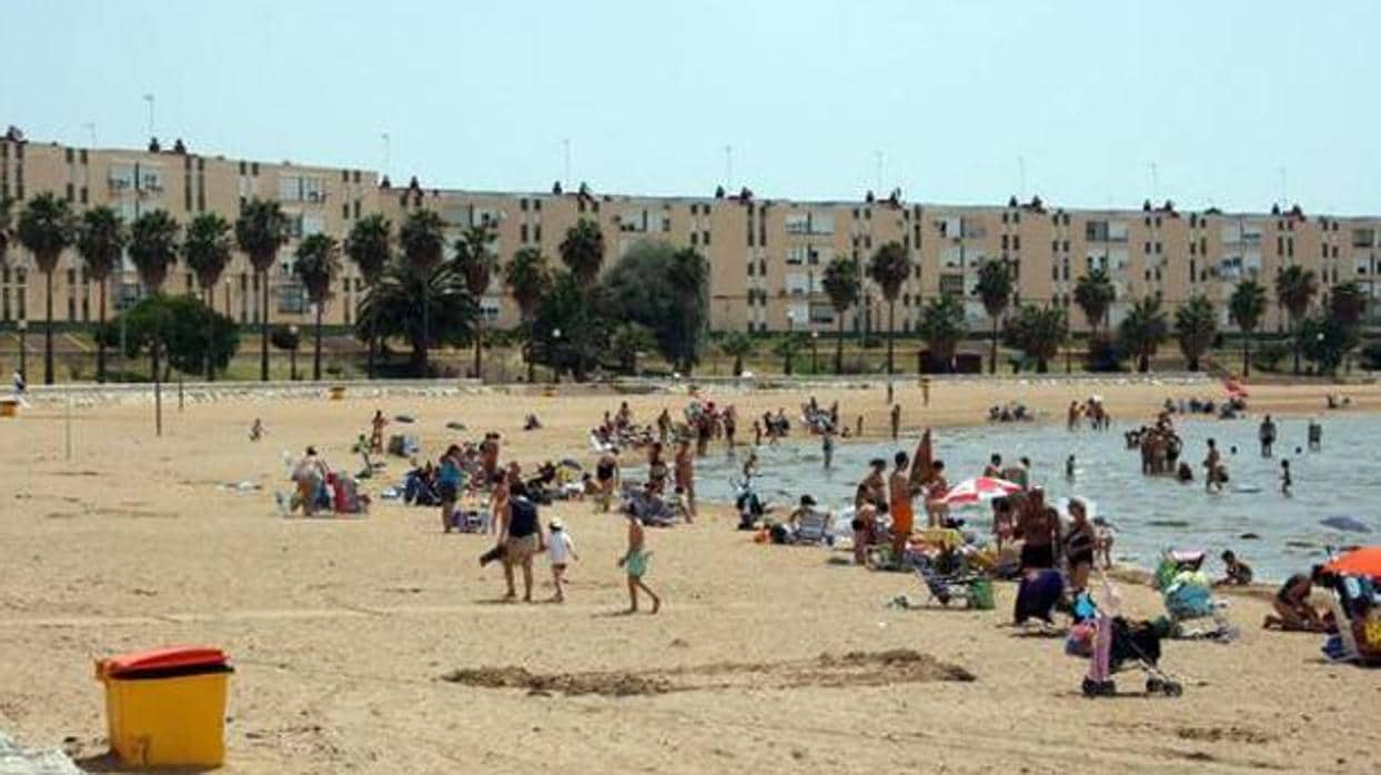 La playa de Puerto Real, La Cachucha, abre al paseo de niños acompañados a partir de este domingo.