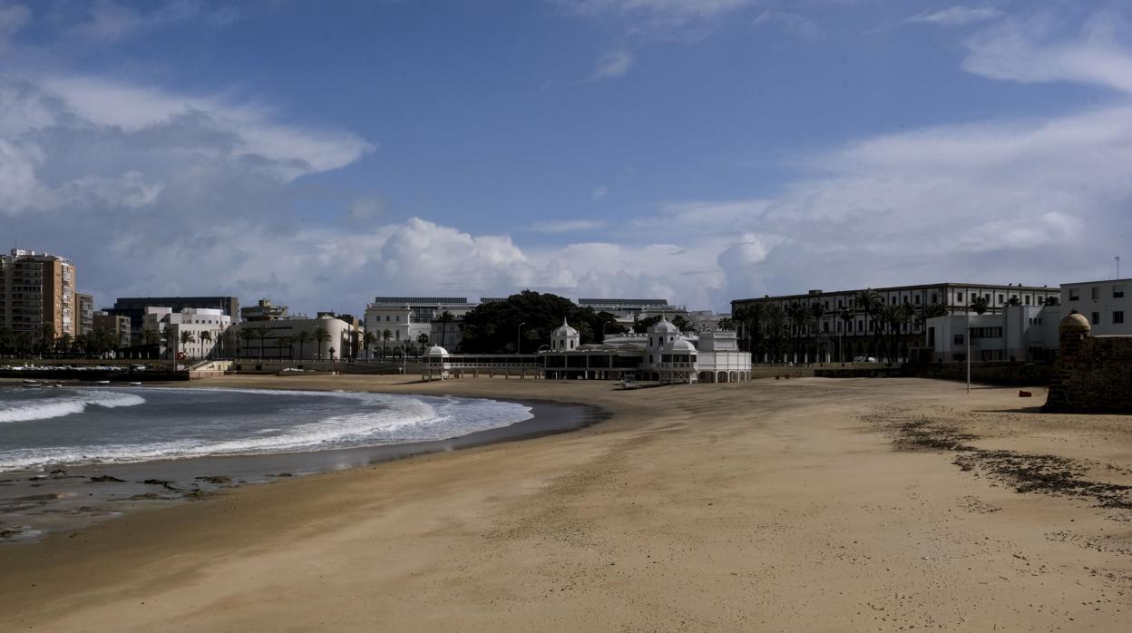 Playa de La Caleta vacía durante el Estado de Alarma.