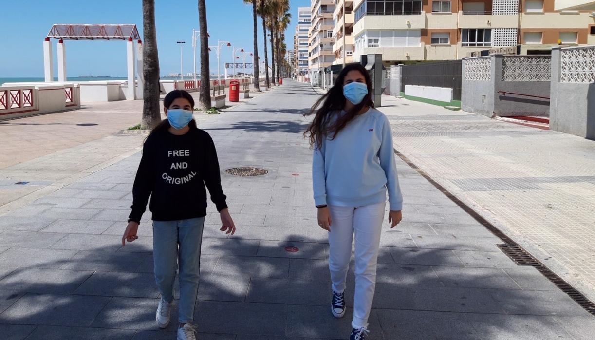 Eva y Ana de regreso a su casa tras su primera salida en semanas por el coronavirus.