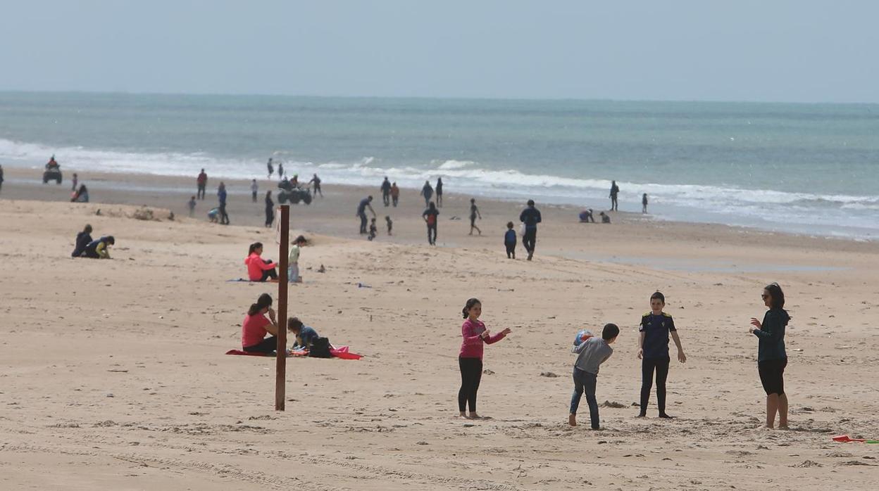 Personas en la playa de Cádiz este domingo.