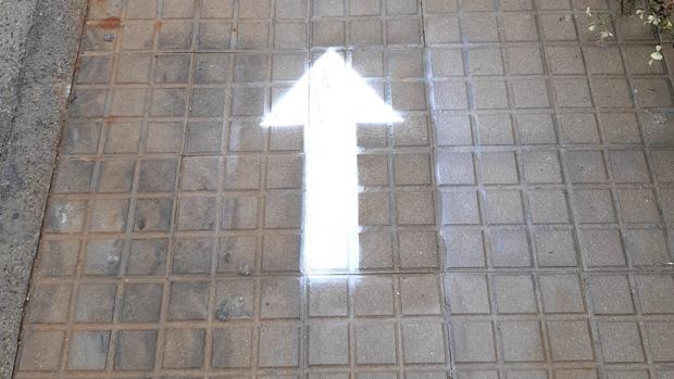 Prado del Rey pinta flechas en sus aceras para indicar el sentido de la marcha en los paseos