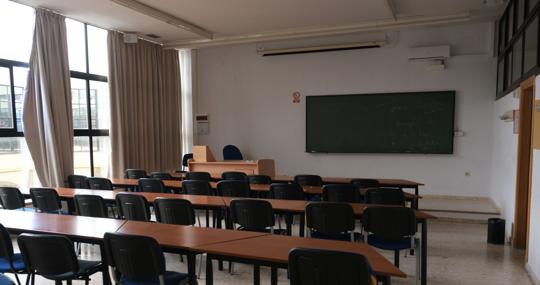 Una clase de la UCA, vacía durante el Estado de Alarma.