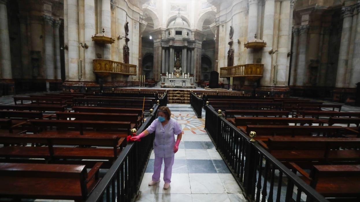 Labores de limpieza en la Catedral de Cádiz este lunes