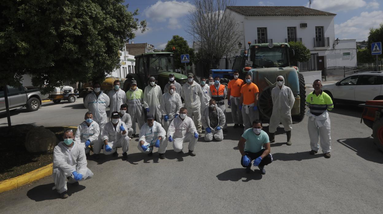 Voluntarios y empleados municipales en Puerto Serrano, el municipio más grande sin casos en la provincia de Cádiz, durante sus labores de desinfección.