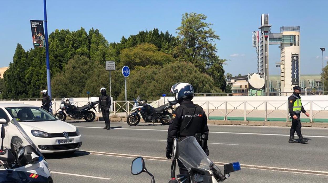 Control de la Policía Nacional a la entrada a Sevilla capital desde la A-49