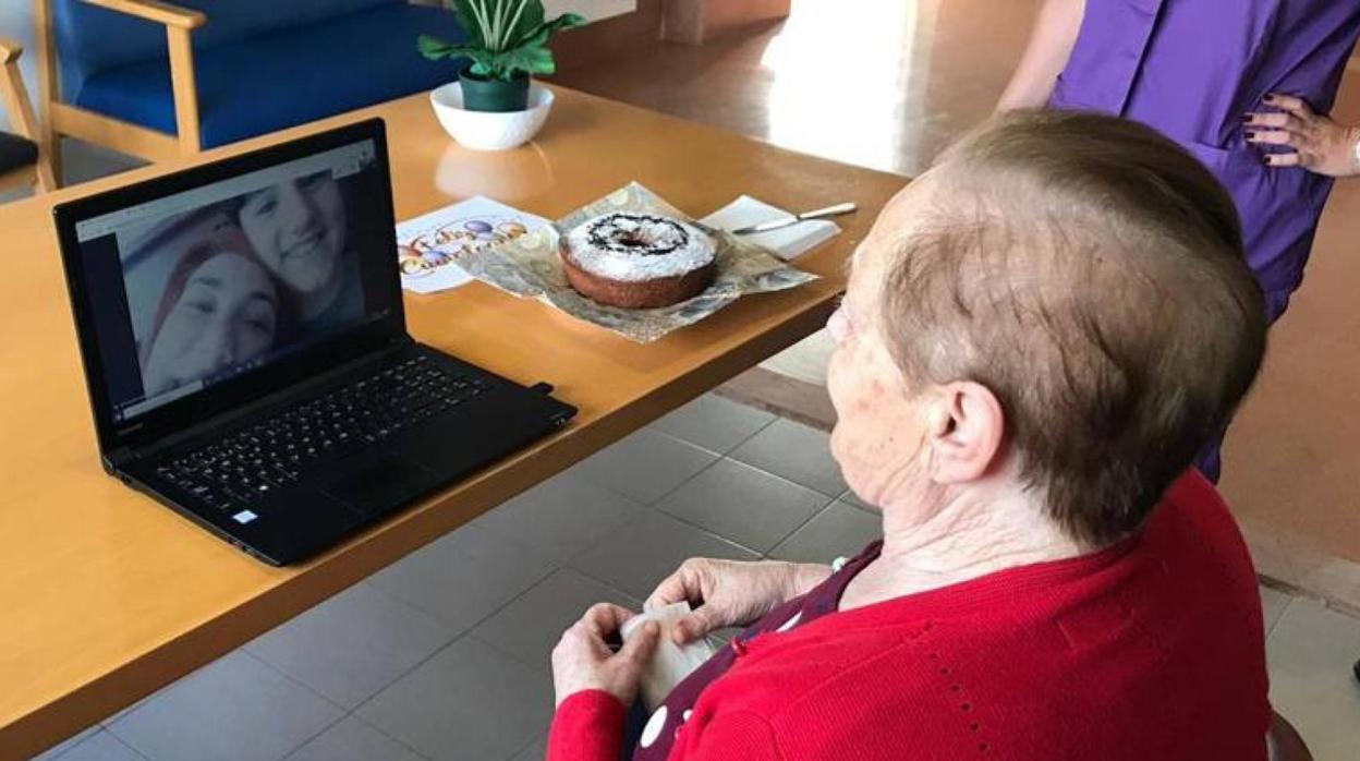 Una persona mayor realiza una videollamada con sus familiares