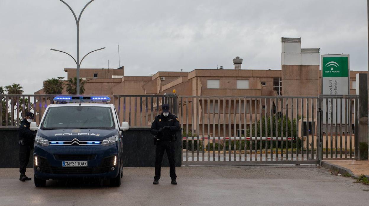 La Policía, en las puertas de la residencia linense.