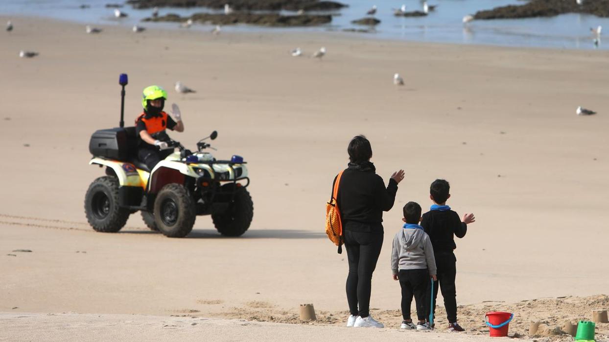 Varios menores pasean por la playa de Cádiz tras el permiso del Gobierno.