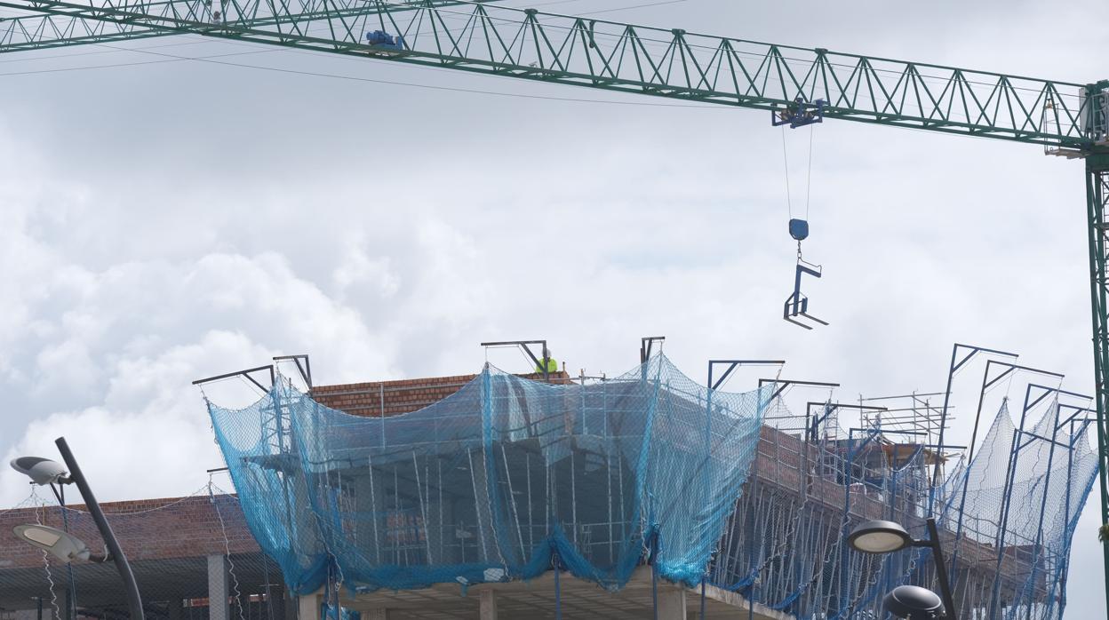 Obreros de la construcción trabajando durante el Estado de Alarma.