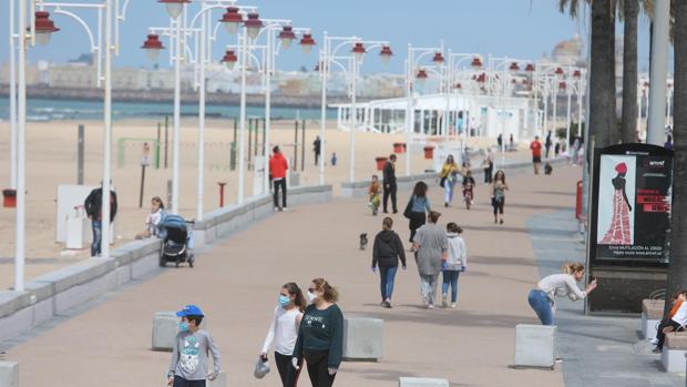 En el primer domingo con niños en Cádiz primó la labor pedagógica de los agentes a las multas