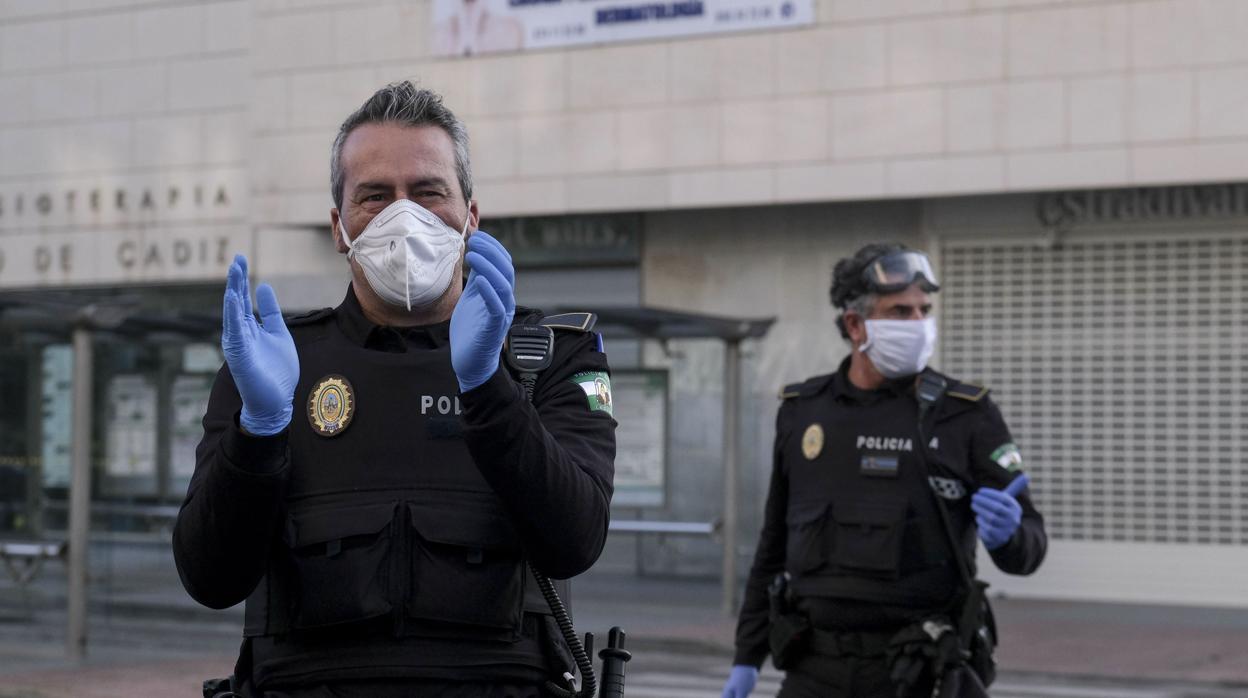 Dos agentes de la Policía Nacional de Cádiz con guantes y mascarillas.