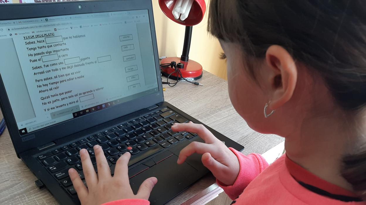 Una niña haciendo la tarea telemáticamente con motivo del confinamiento domiciliario