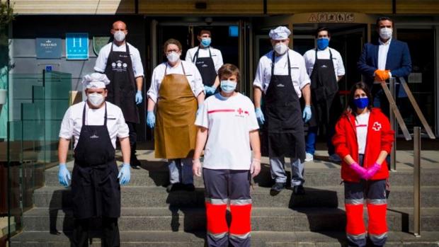 Cruz Roja ya reparte los menús preparados en la cocina del Parador de Cádiz