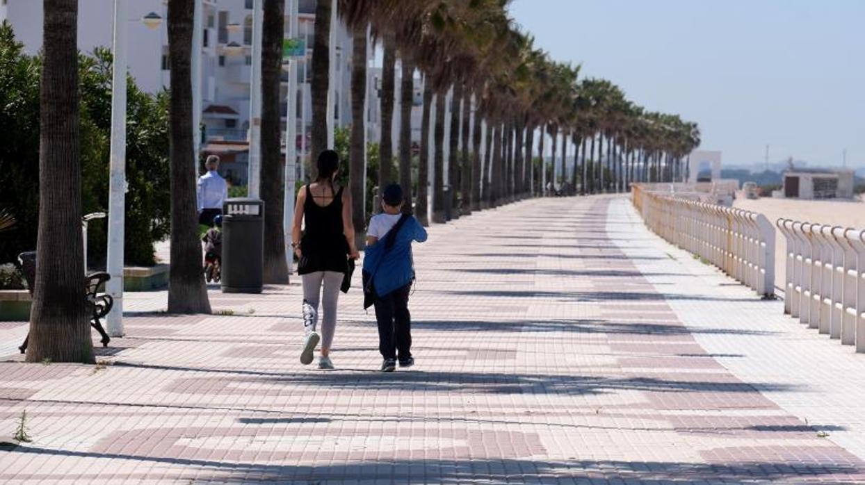 Una madre pasea con su hijo en El Puerto de Santa María.