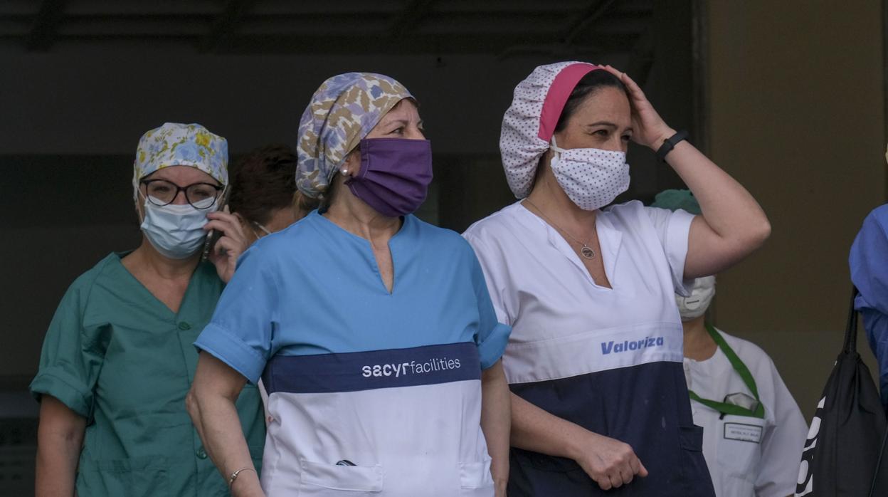 Trabajadores del hospital Puerta del Mar salen a homenajear al trabajador del hospital de Jerez fallecido por Covid-19.