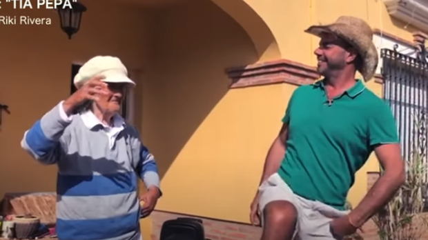 Vídeo: La Tía Pepa baila la canción dedicada por Riki Rivera