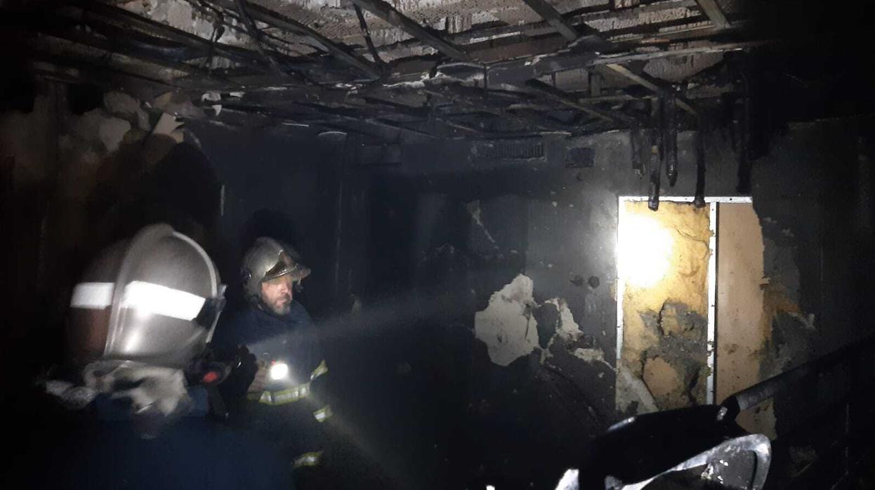 Los bomberos sofocan un incendio en una vivienda llena de basura en San Roque