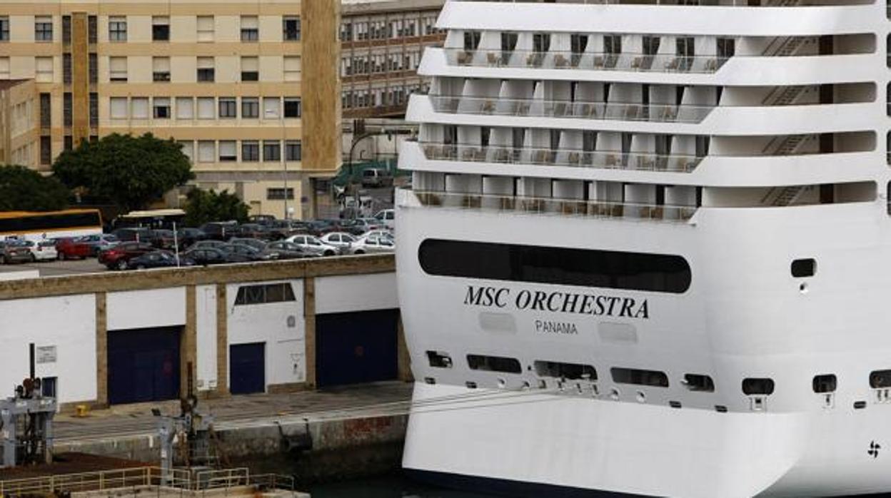 El buque MSC Orchestra, atracado en el puerto de Cádiz.