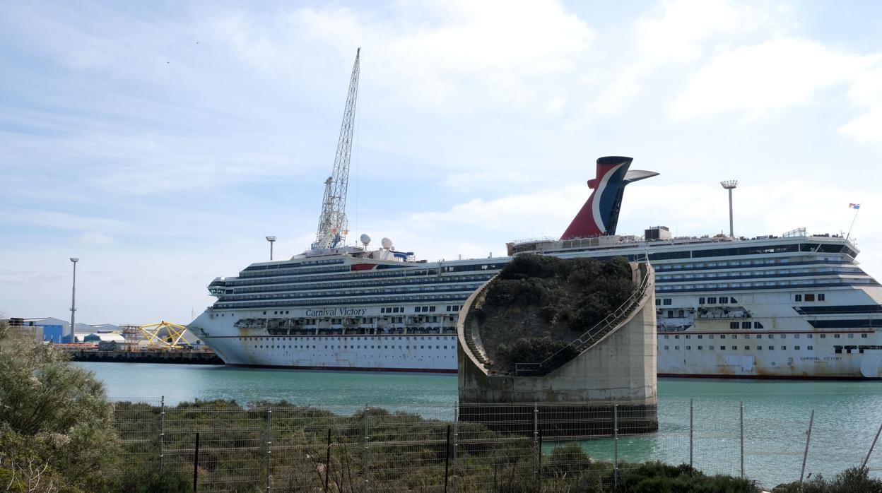 El 'Carnival Victory' sigue en el astoillero de Puerto Real a la espera de su reparación