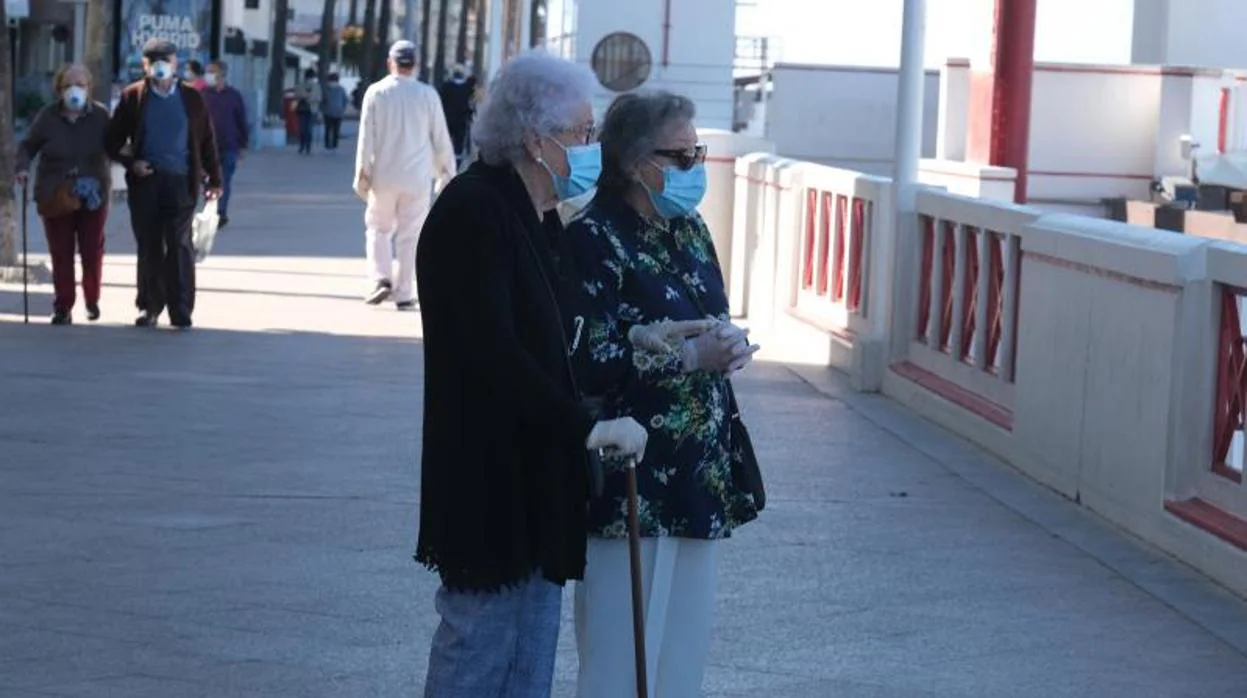 Dos señoras en el paseo marítimo de Cádiz en el inicio de la fase de desescalada.
