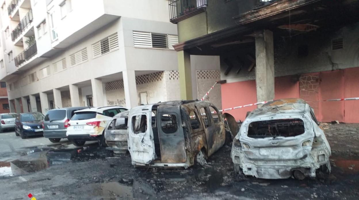 Los bomberos extinguen un incendio de cinco vehículos estacionados en La Línea