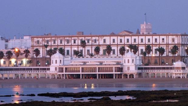 La playa de La Caleta se pone guapa para la temporada de verano en Cádiz