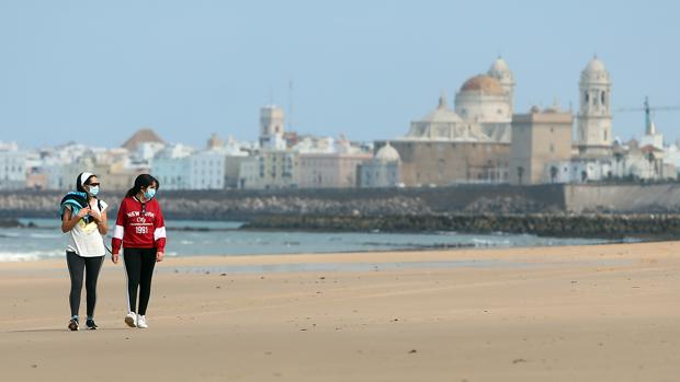 España busca la fórmula para ir a la playa con seguridad: medidas que enseñan el camino a Cádiz