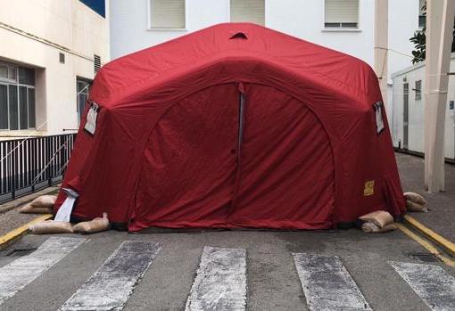 Desmontan la carpa del hospital Puerta del Mar, símbolo de la lucha contra el coronavirus en Cádiz