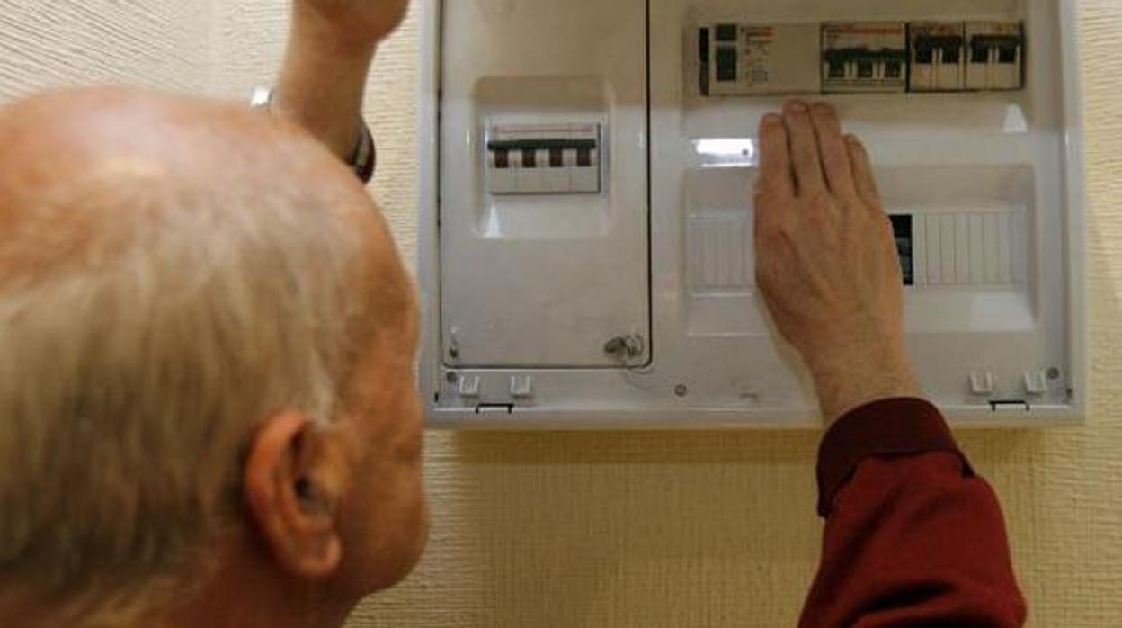 La empresa municipal de electricidad insiste en no dar datos personales como la cuenta bancaria por teléfono.