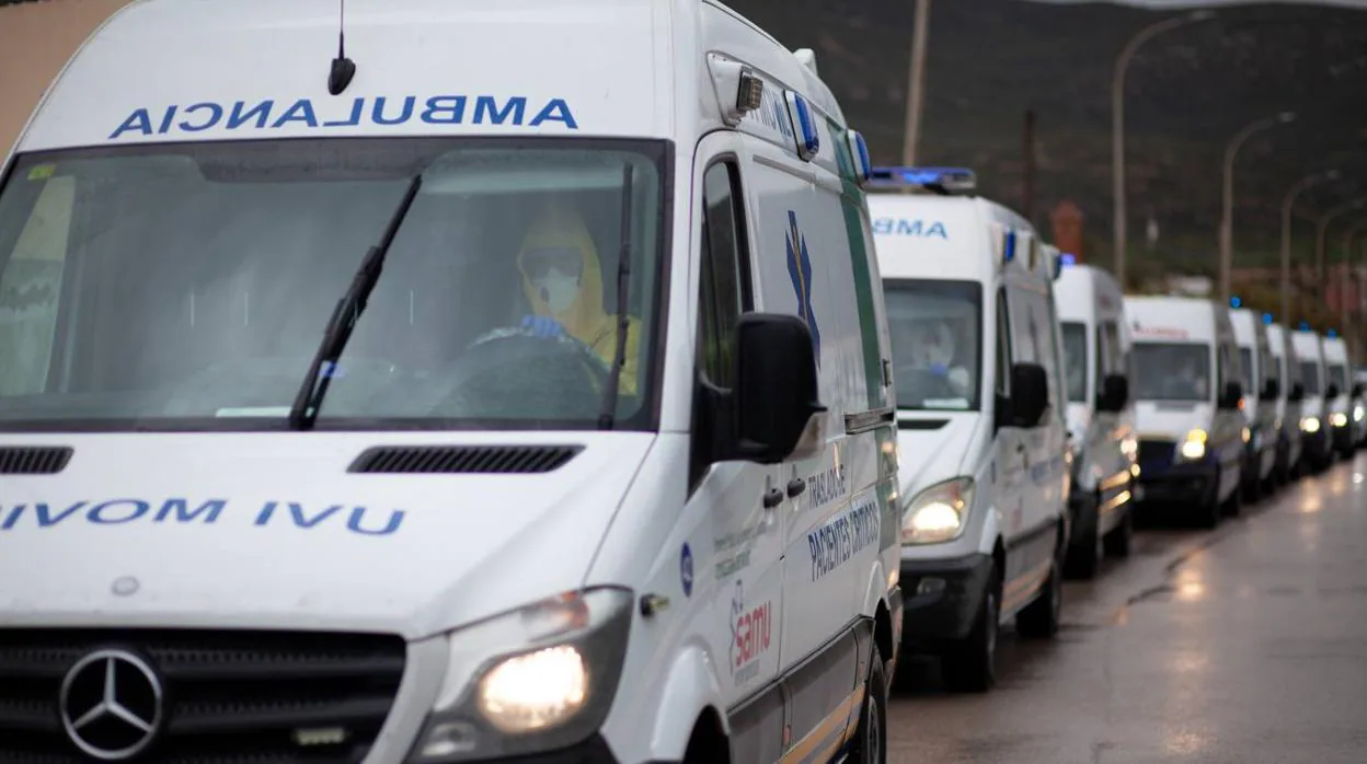 Ambulancias trasladando a los ancianos de Alcalá del Valle