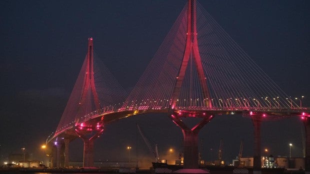 El puente de la Constitución de 1812 se viste de rojo por el Día de la Cruz Roja