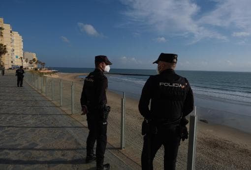 Policías en Cádiz vigilando que se cumple la normativa