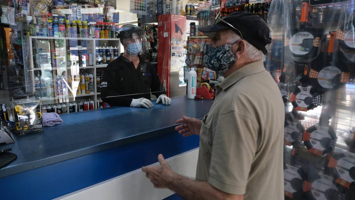 Un comercio gaditano abierto en el inicio del proceso de desescalada.