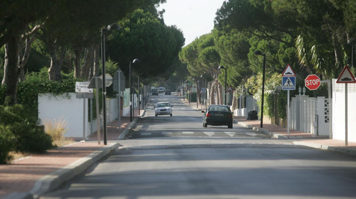 Avenida de la urbanización de Roche en Conil.