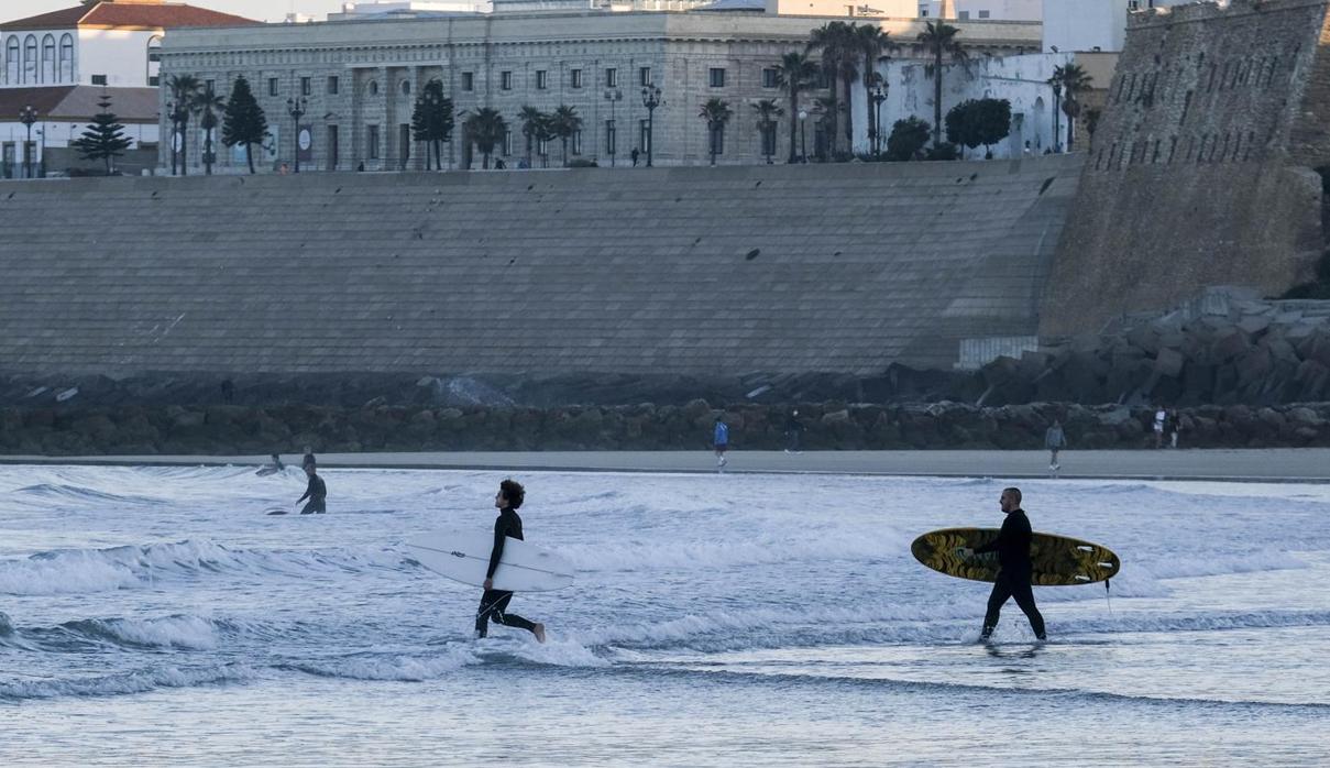 Varios surfistas en la playa de Santa María preparados para coger olas a principios de mayo.