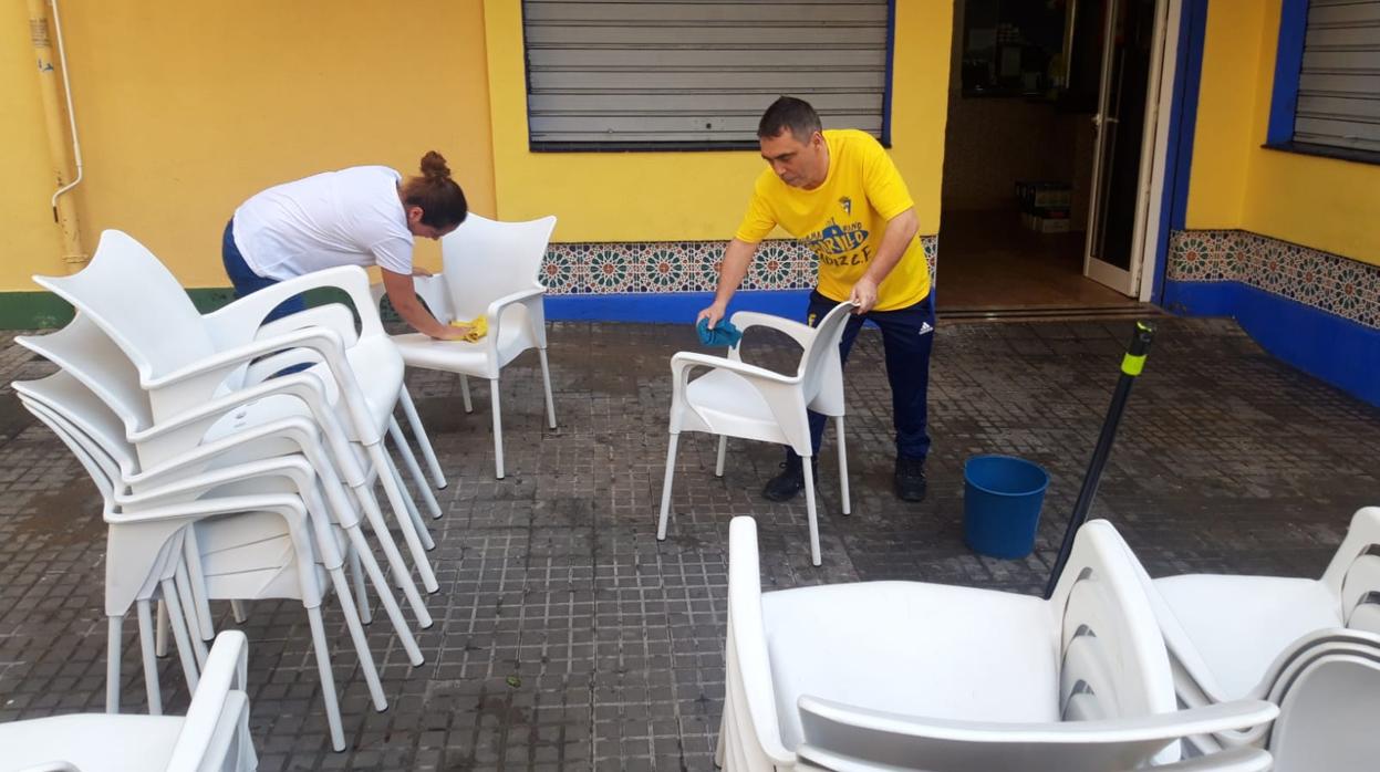 Preparativos este domingo en el Bar Gol para abrir mañana su terraza.