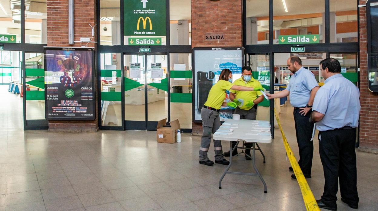 Reparto de mascarillas hace unos días en la estación de autobuses de Plaza de Armas