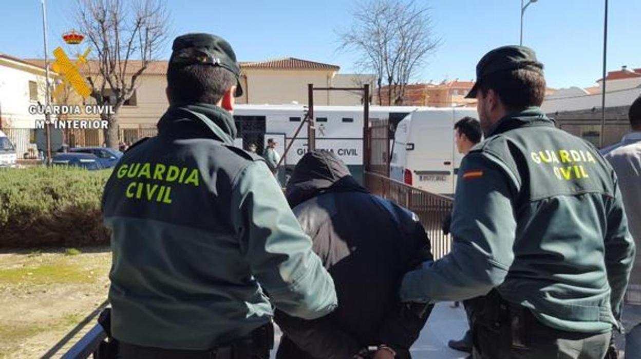 Imagen de archivo de la Guardia Civil con un detenido en una actuación en la provincia de Sevilla