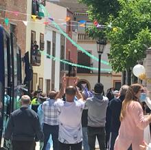 Los vecinos de Alcalá del Valle reciben a los ancianos a su llegada al pueblo.