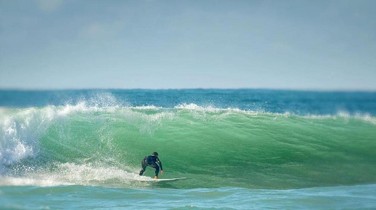 Surf en Cádiz: ¿se puede practicar por la tarde durante el estado de alarma y sin multa?