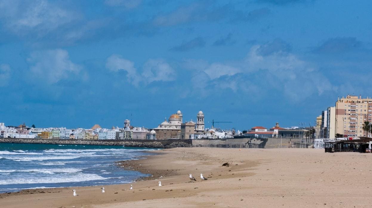 Las playas de Cádiz, vacías durante el confinamiento por la crisis del coronavirus.