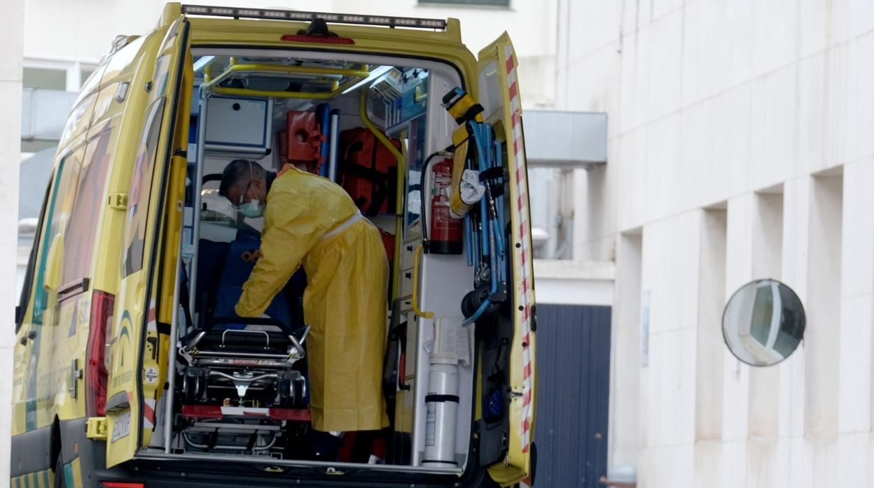 Una ambulancia traslada a un paciente al Hospital Puerta del Mar de Cádiz