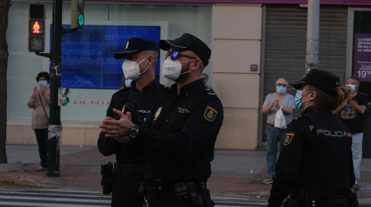 Agentes de la Policía Nacional aplaudiendo al personal sanitario.