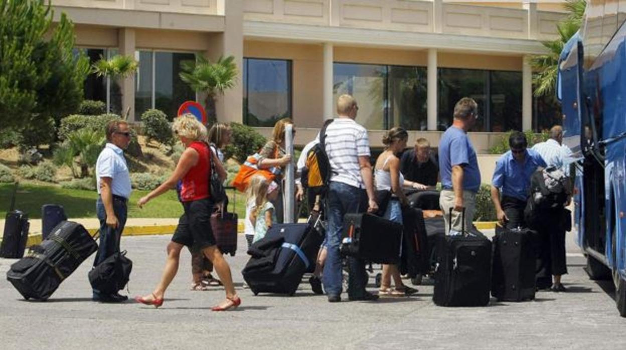 Decenas de turistas, a la salida de un hotel en la provincia de Cádiz.