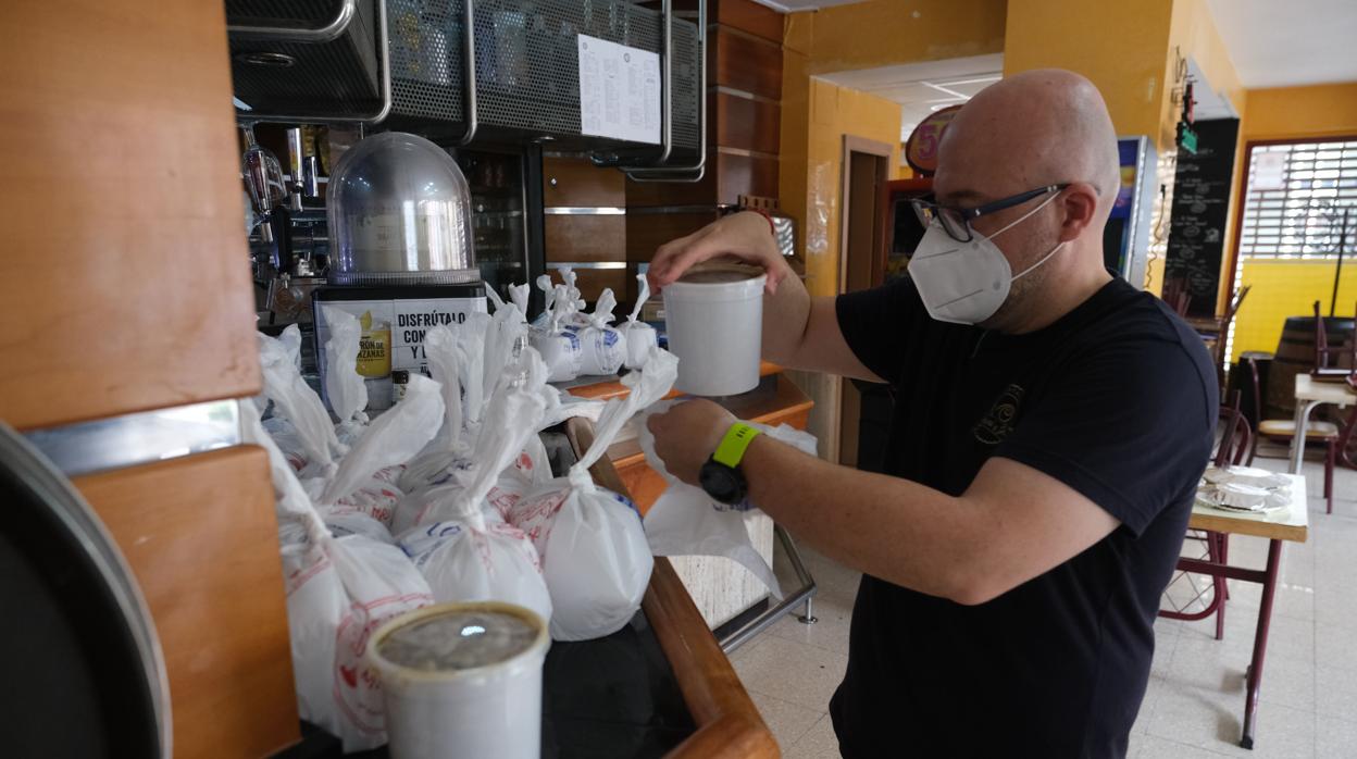 El trabajador de un bar de Cádiz preparando repartos a domicilio