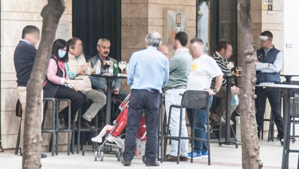 La alcaldesa de Marchena, de copas con ocho personas en una mesa alta durante el luto oficial