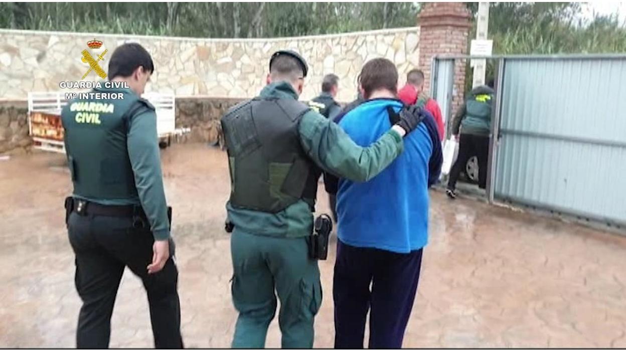 Los agentes durante la operación que ha tenido lugar en Barbate.