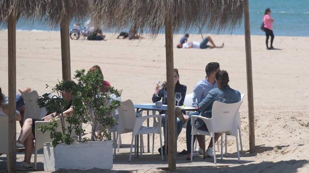 Cádiz llena paseos y terrazas en la «nueva normalidad» de la Fase 1