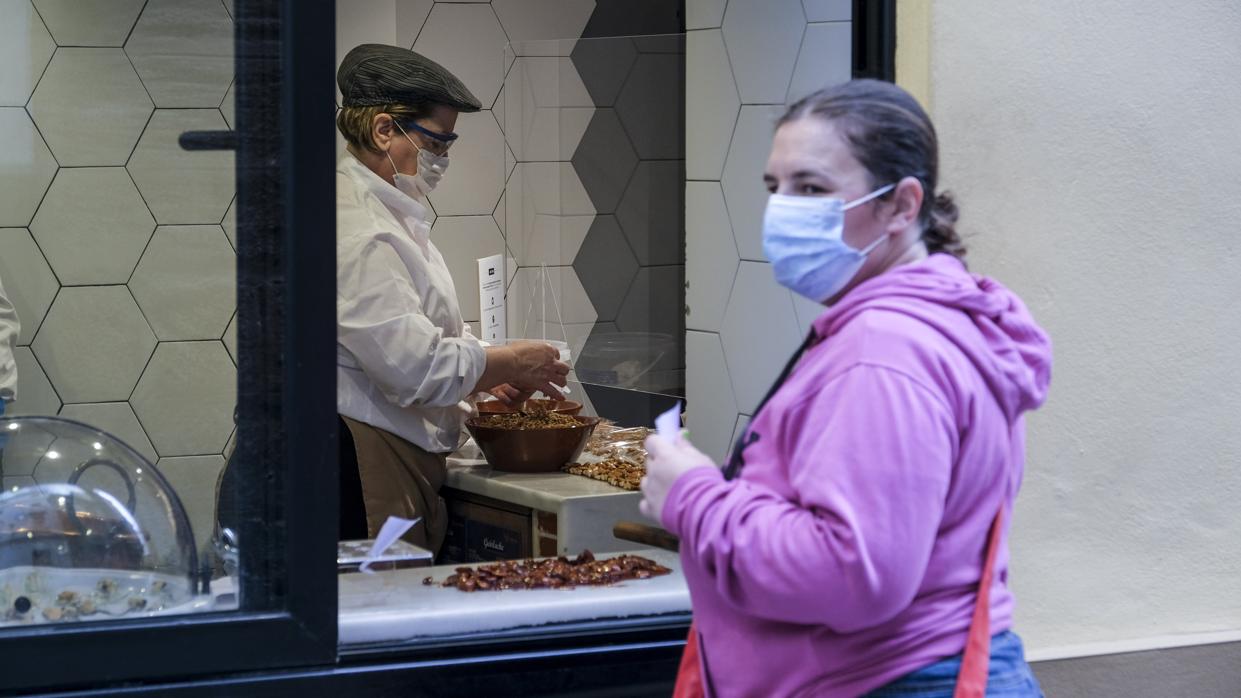 Una mujer compra en un comercio de Cádiz